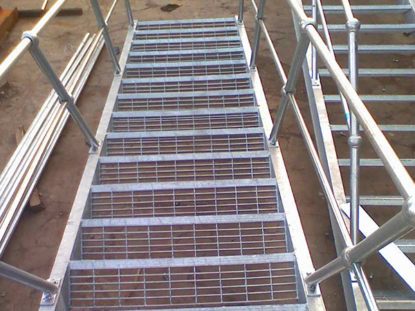 江山详细讲述楼梯踏步板的铺设方法